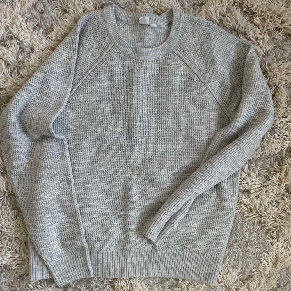 Like new gray waffle sweater from the gap. Size M.